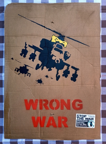 Banksy (attributed)  - Kartonnen Yellow Chopper Wrong War anti-oorlogsdemonstratie in Irak in Londen 2003 (#0486)