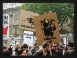 Banksy (attributed)  - Kartonnen Yellow Chopper Wrong War anti-oorlogsdemonstratie in Irak in Londen 2003 (#0486)